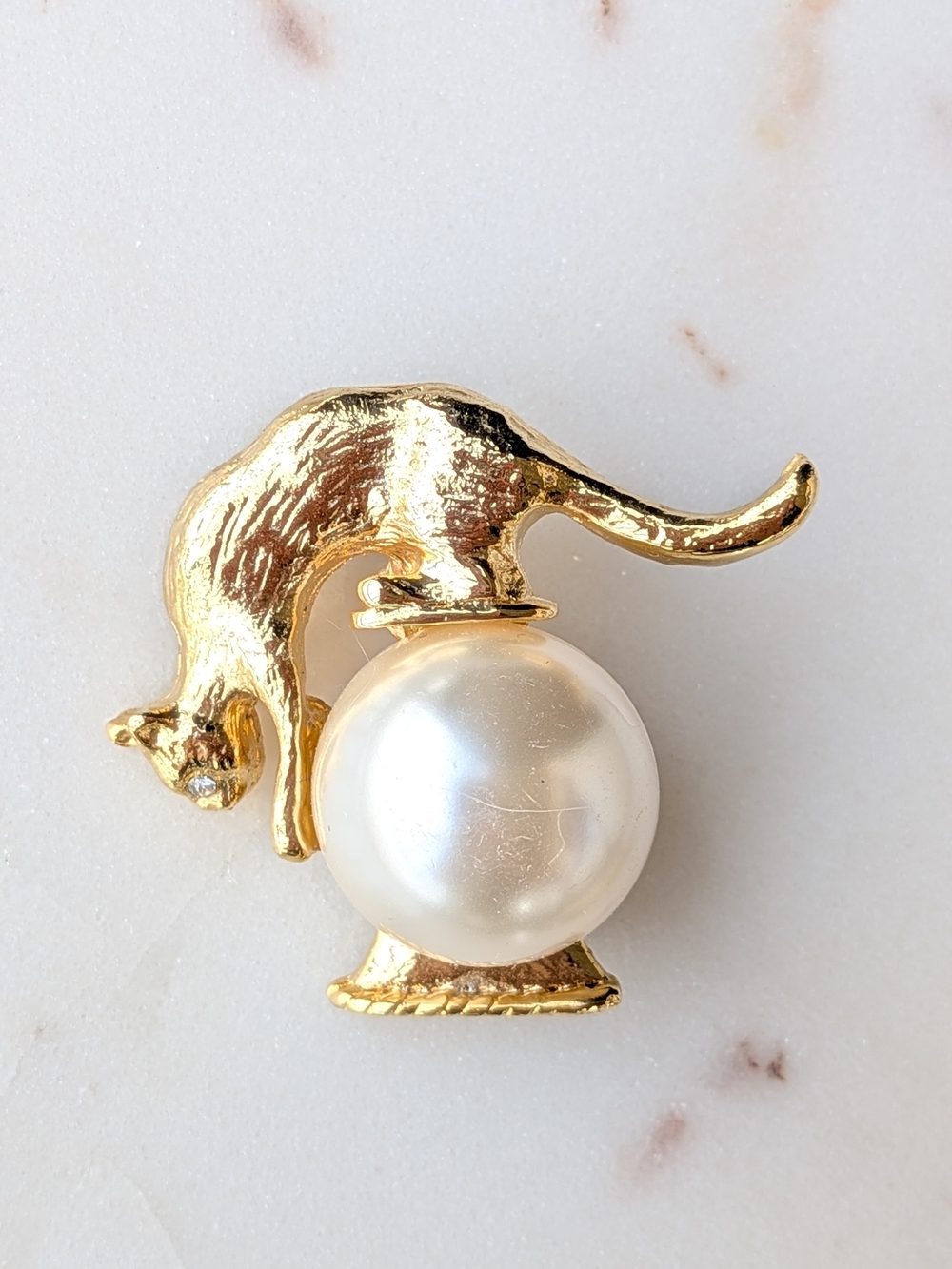 Vintage Gold Tone Panther Cat Brooch Pin Faux Pearl